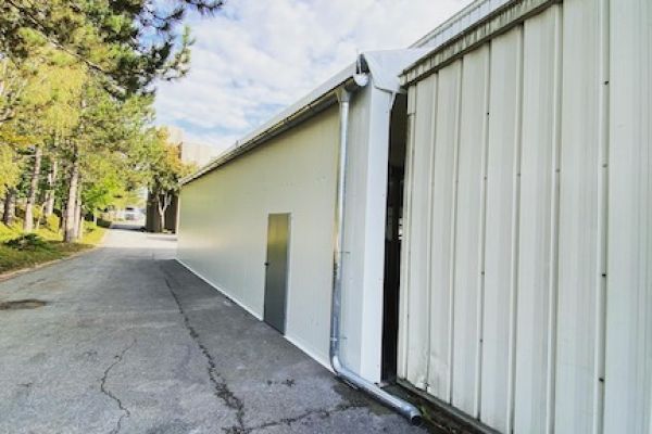 Lagerzelt mit Regenrinne 